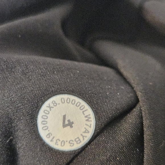 lululemon Noir Short 5.5 - Picture 5 of 5